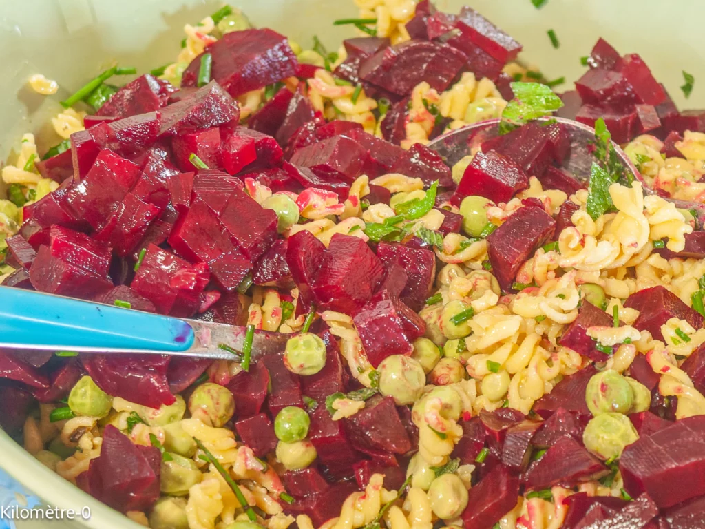 Salade aux deux pâtes, petits pois, betteraves, radis et fines herbes - Étape 7