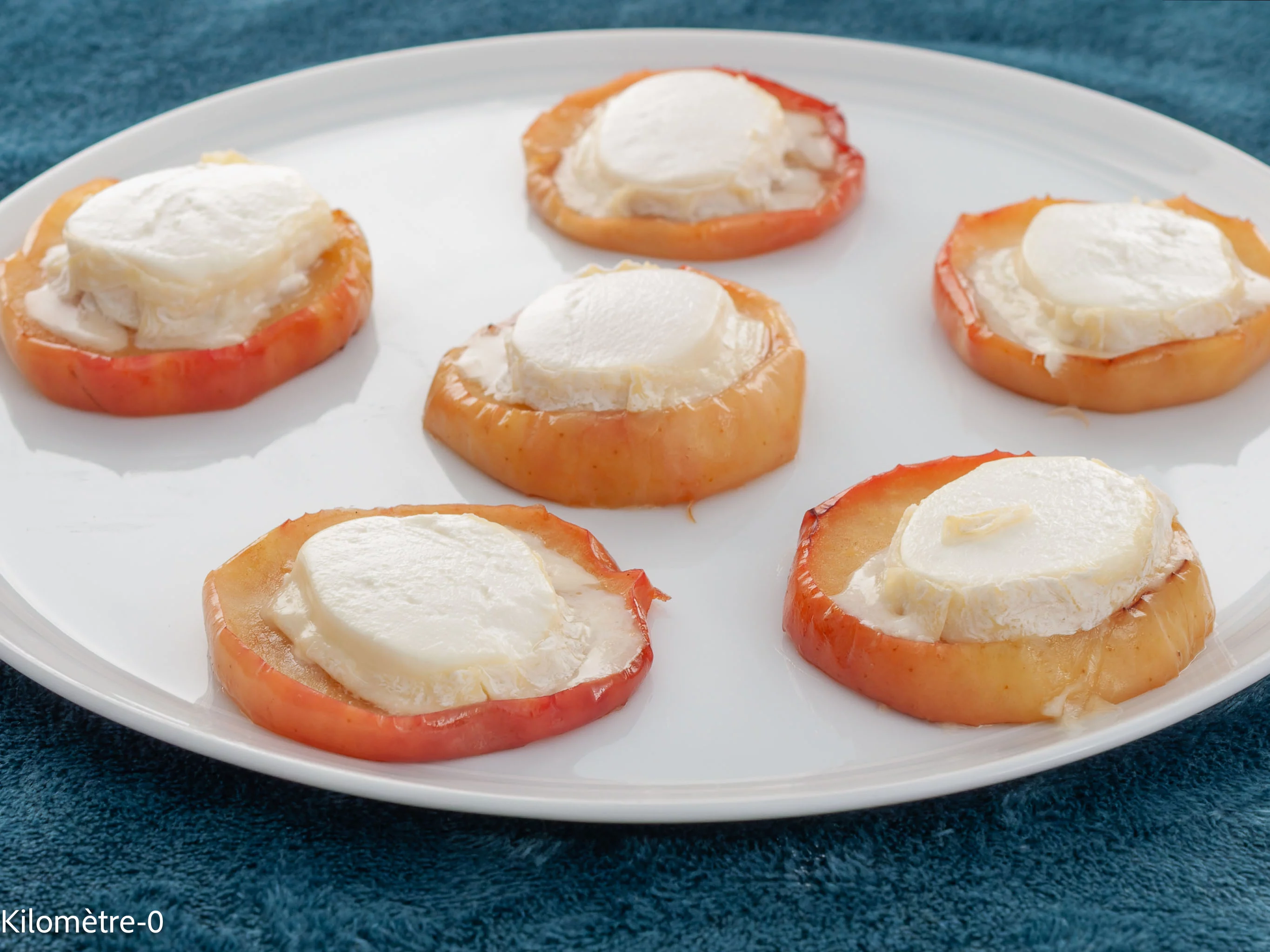 Photo de recette de pommes, pommes cuites, apéro, bouchées, fromage de chèvre, fromage, healthy, végé, végétarien, facile, rapide, Kilomètre-0, blog de cuisine réalisée à partir de produits de saison et issus de circuits courts