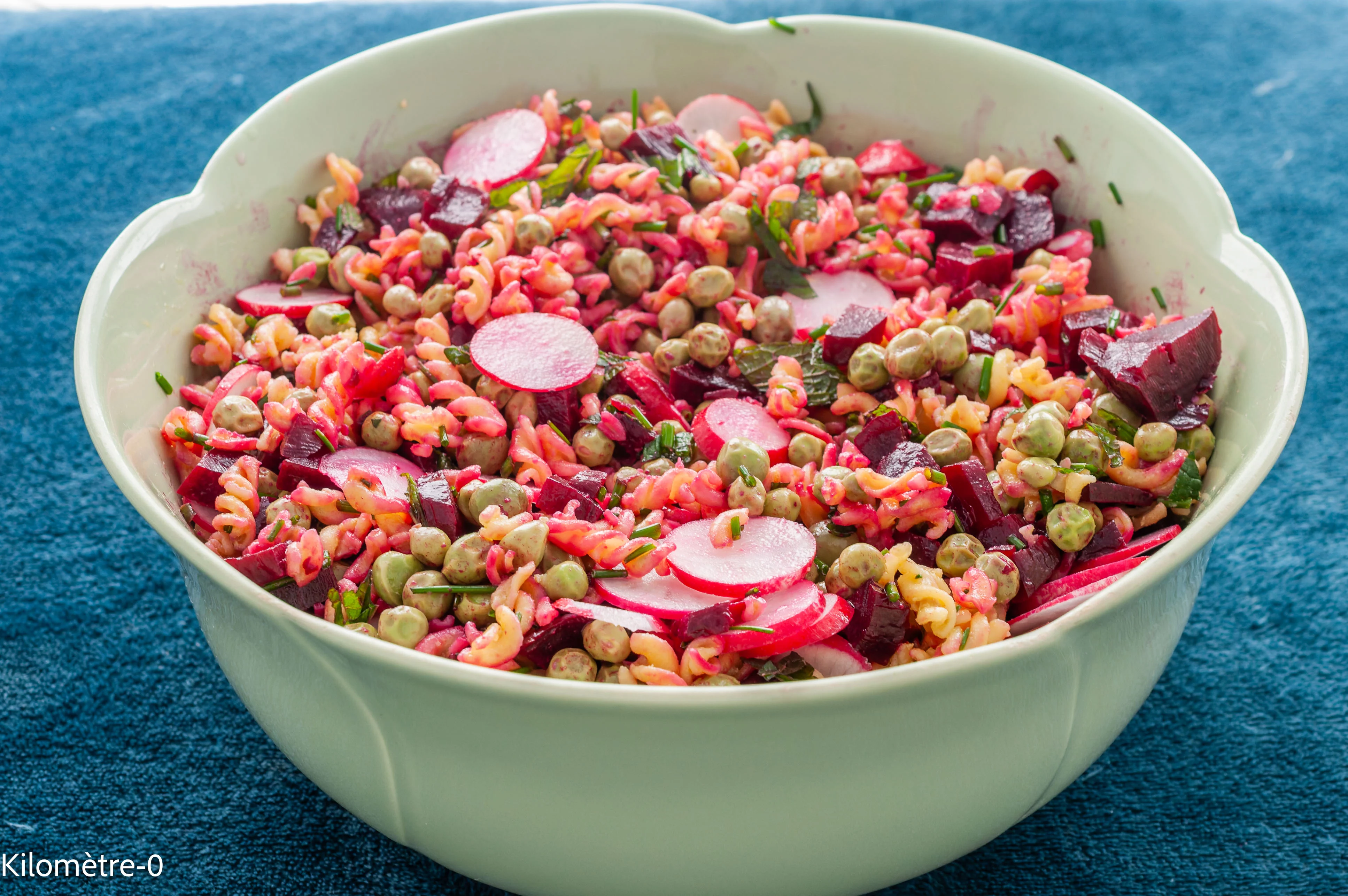 Photo de recette de salade, pâtes, petits pois, betteraves, radis , fines herbes, complète, végé, végétarienne, healthy, facile, printemps, été, Kilomètre-0, blog de cuisine réalisée à partir de produits de saison et issus de circuits courts