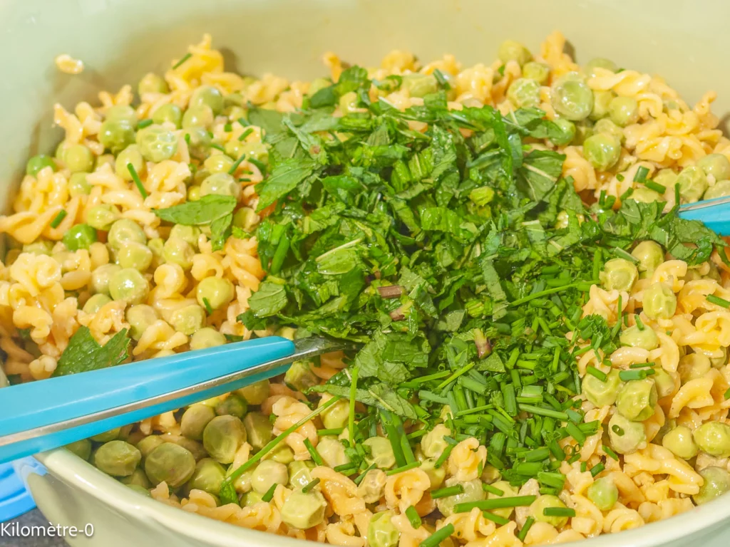 Salade aux deux pâtes, petits pois, betteraves, radis et fines herbes - Étape 6