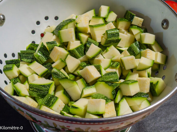 Salade de courgettes, feta et tomates confites : étape 1 — Lavez et coupez les courgettes en dés.