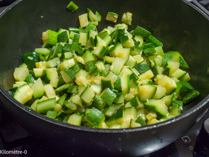 Salade de courgettes, feta et tomates confites : étape 2 — Dans une poêle, faites les revenir 5 minutes avec un peu de sel…