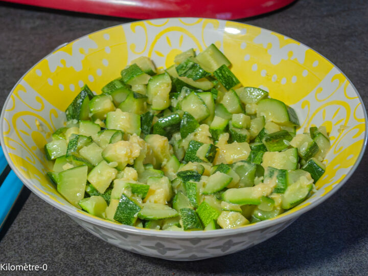 Salade de courgettes, feta et tomates confites : étape 4 — Mettez-y les courgettes.