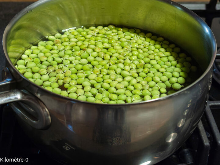 Soupe de petits pois : étape 2 — Portez à ébullition le bouillon de légumes.