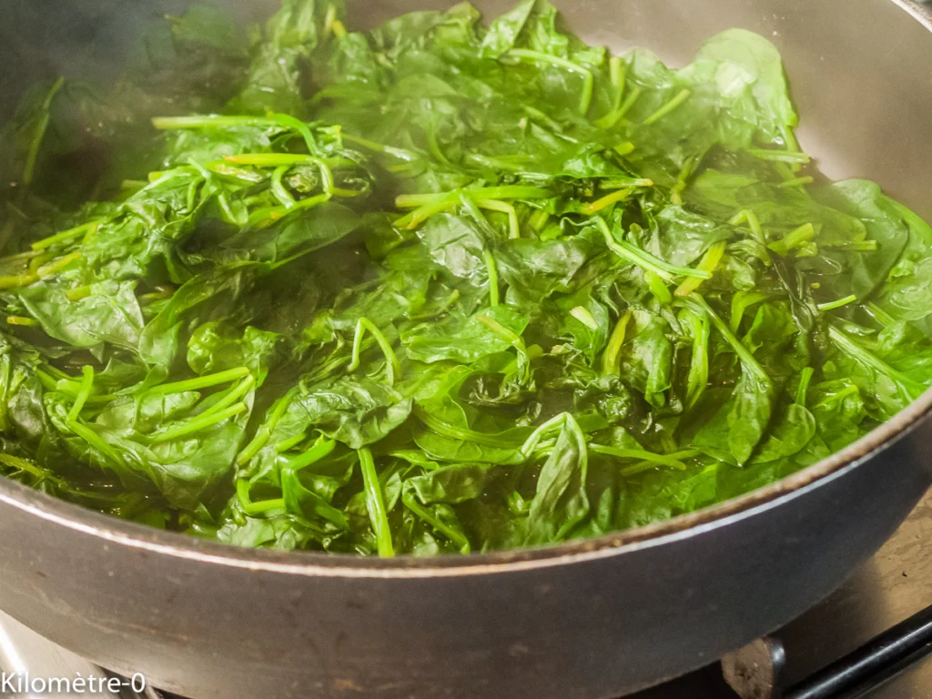 Roulé aux épinards garni de fromage échalote ciboulette et d&rsquo;oeufs durs - Étape 2