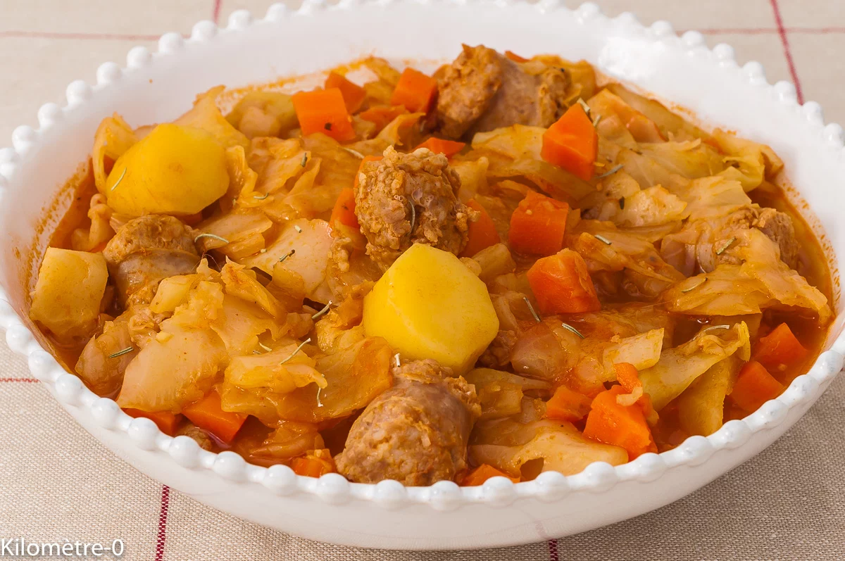 Photo de recette de potée, chou aux saucisses, légumes, hiver, automne, mijoté, facile, pomme de terre, chou blanc, viande, Kilomètre-0, blog de cuisine réalisée à partir de produits de saison et issus de circuits courts