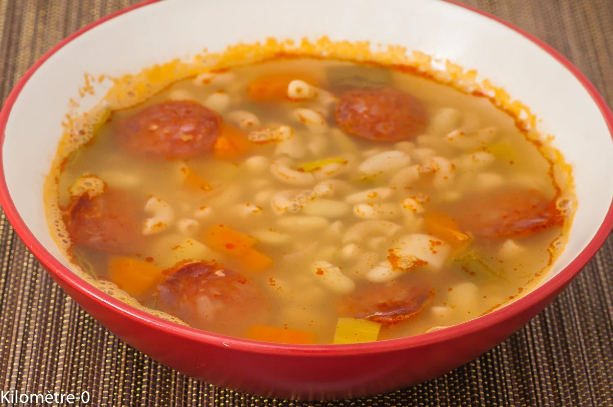 Photo de recette de soupe, velouté, potage, flageolets, pâtes, légumes, automne, hiver, chorizo, facile, protéines, plat complet, bio, Kilomètre-0, blog de cuisine réalisée à partir de produits de saison et issus de circuits courts
