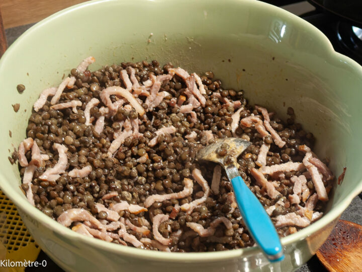 Salade de lentilles au chou rave, jambon et radis : étape 6 — Ajoutez les lardons, mélangez le tout.