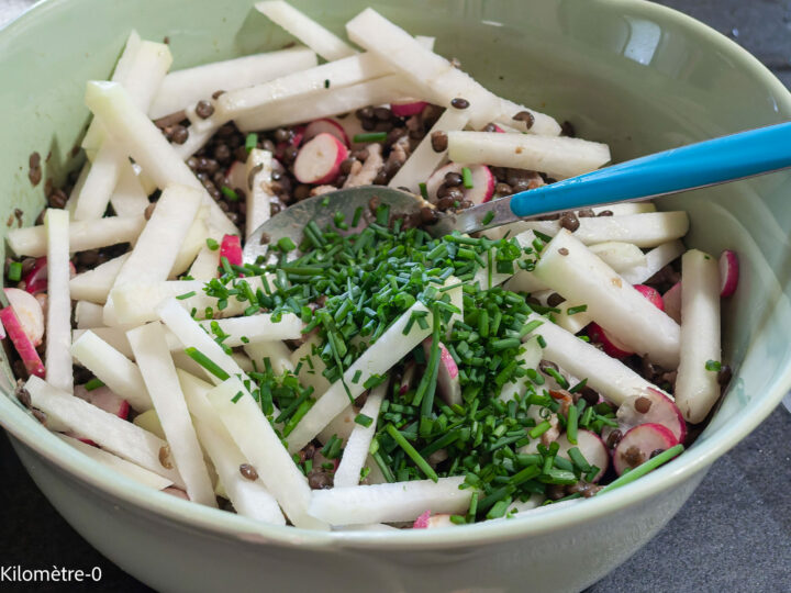 Salade de lentilles au chou rave, jambon et radis : étape 9 — puis la ciboulette ciselée.