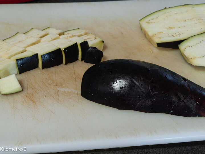 Taboulé aux aubergines : étape 1 — Lavez les aubergines et coupez-les en tranches puis en dés.
