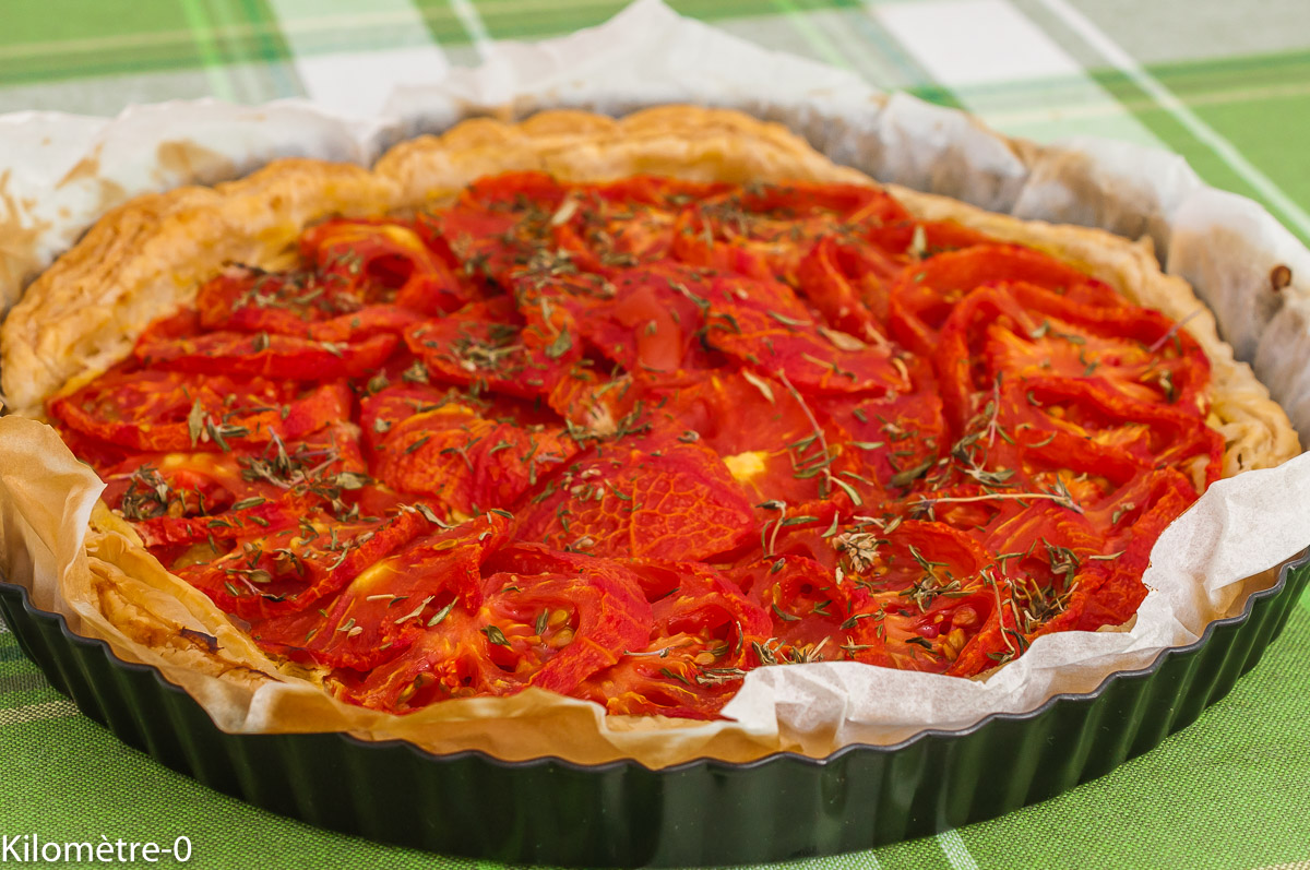 Photo de recette de tarte aux tomates moutarde, végétarienne, facile de Kilomètre-0, blog de cuisine réalisée à partir de produits de saison et issus de circuits courts