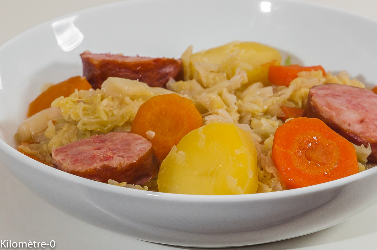 Photo de recette de chou frisée, saucisse de Morteau facile deKilomètre-0, blog de cuisine réalisée à partir de produits de saison et issus de circuits courts