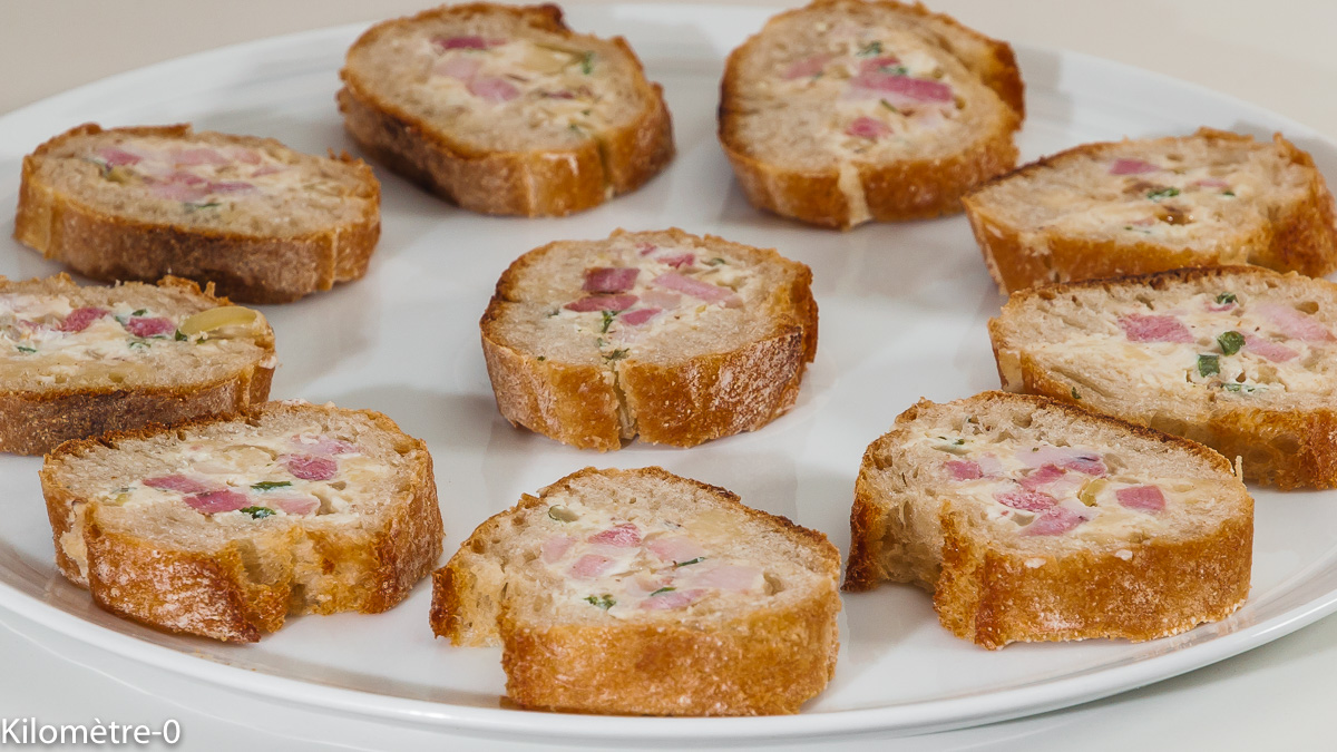 Photo de recette d'apéro très facile, rapide, pain farci, baguette farcie de Kilomètre-0, blog de cuisine réalisée à partir de produits de saison et issus de circuits courts