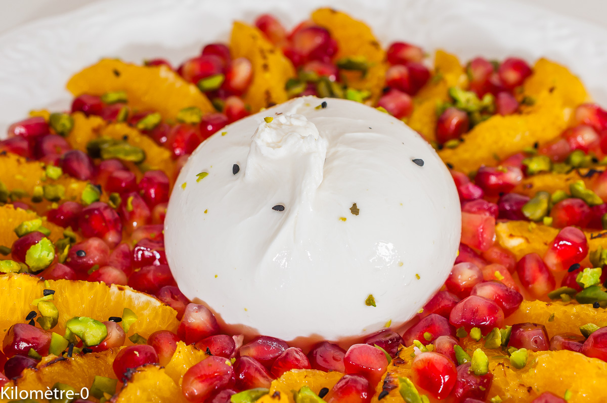 Photo de recette de salade d'hiver aux fruits, végétarienne, healthy, légère, orange, grenade, burrata de Kilomètre-0, blog de cuisine réalisée à partir de produits de saison et issus de circuits courts