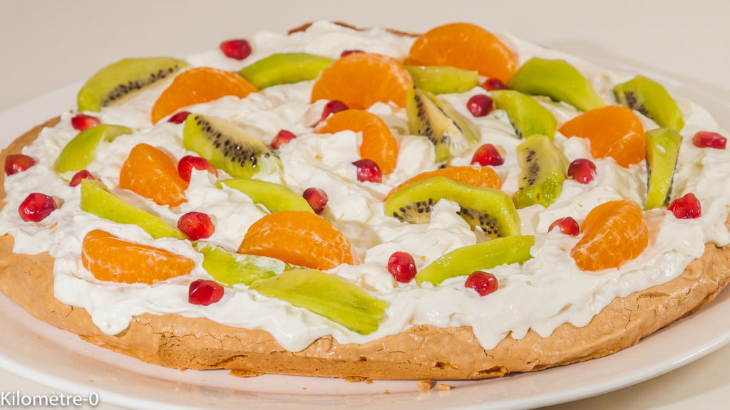 Photo de recette de pavlova, cuisine australienne, Australie, fruits, kiwis, clémentine, grenade, chantilly, meringue, cuisine océanienne, cuisine du monde, facile, bio deKilomètre-0, blog de cuisine réalisée à partir de produits de saison et issus de circuits courts