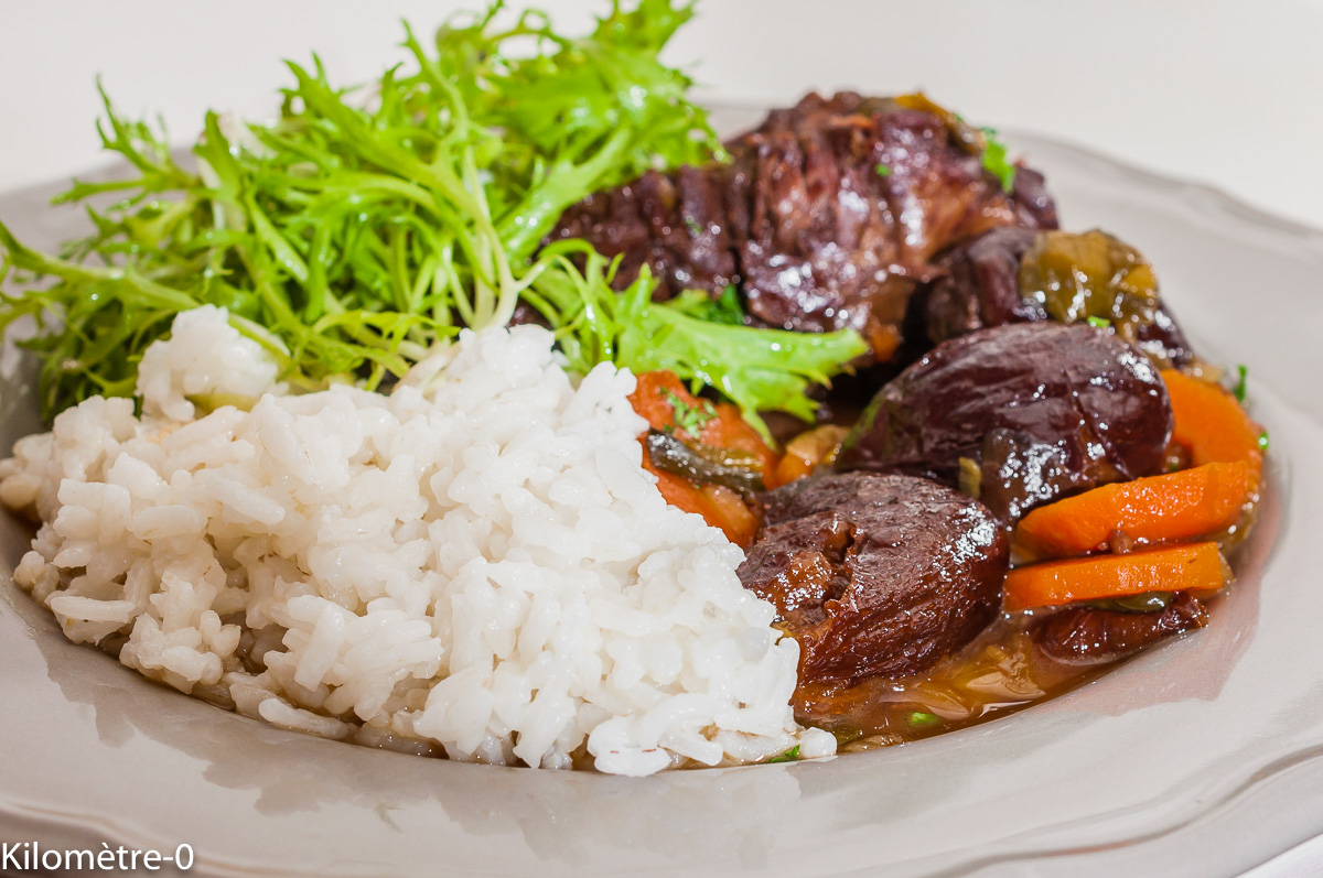 Photo de recette de joue de boeuf, facile, légumes, pruneaux, dattes, hiver, plat unique, Kilomètre-0, blog de cuisine réalisée à partir de produits de saison et issus de circuits courts