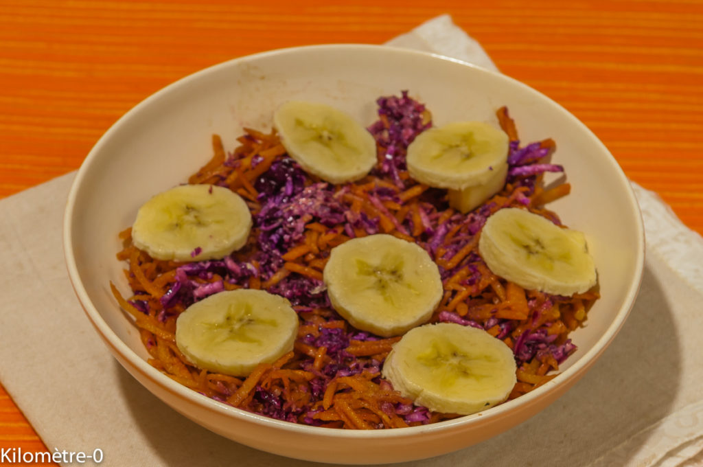 Photo de recette de salade chou rouge carottes bananes de Kilomètre-0, blog de cuisine réalisée à partir de produits locaux et issus de circuits courts