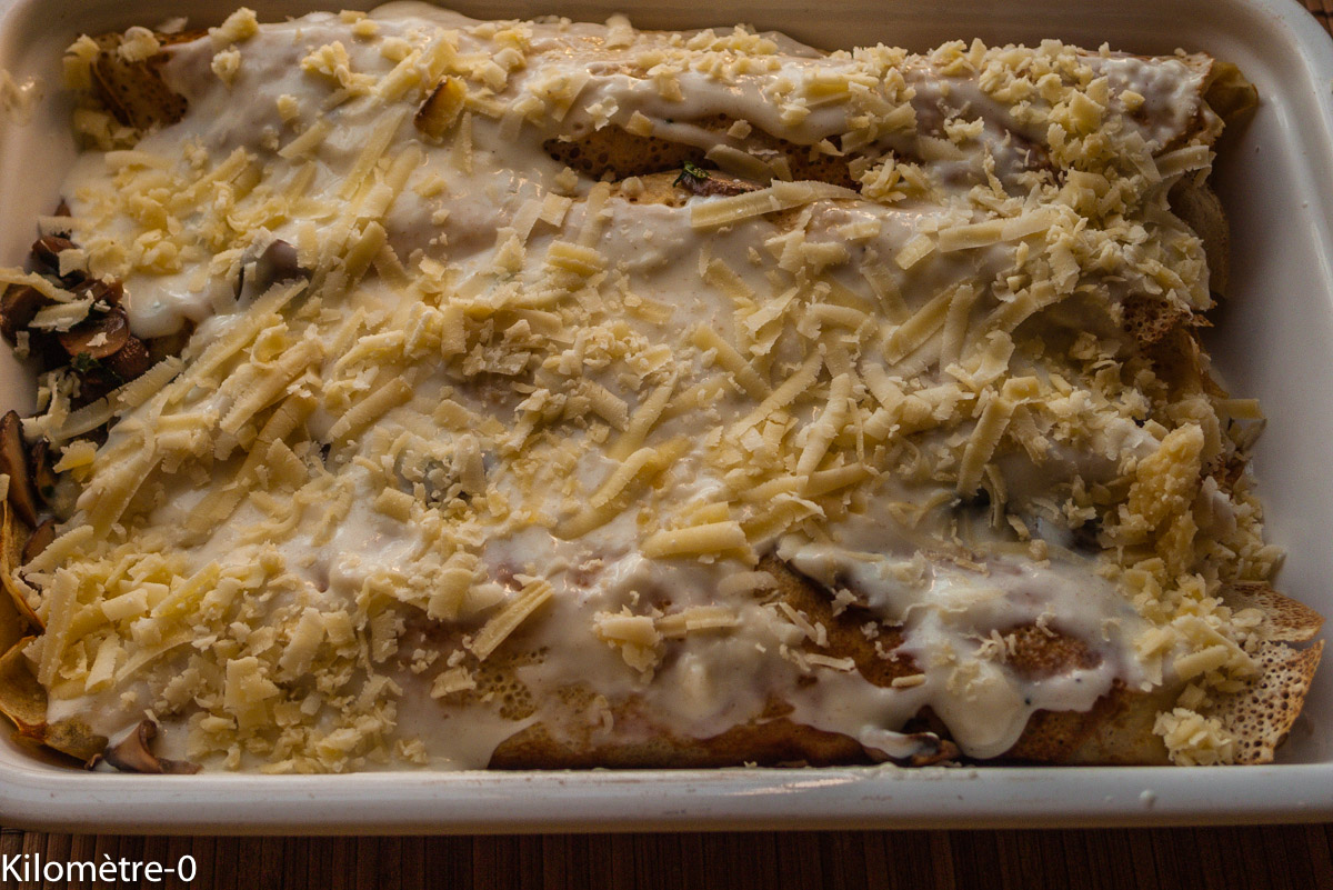 Ficelles picardes ou presque !! : étape 7 — Versez sur les crêpes le reste de béchamel.