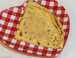 Photo de recette facile de crêpe au caramel et beurre salé de Kilomètre-0, blog de cuisine réalisée à partir de produits locaux et issus de circuits courts