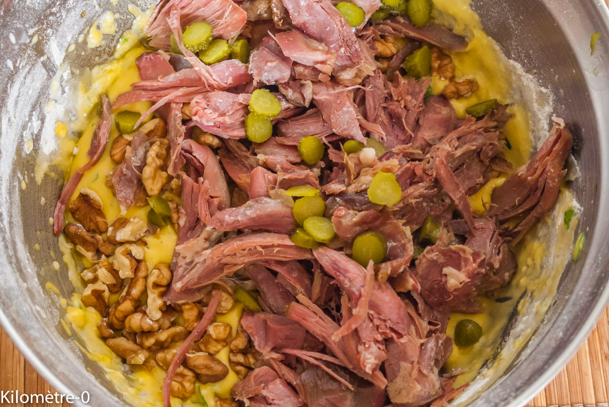 Cake au confit de canard et aux noix : étape 2 — Versez dans cette préparation le confit de canard éffiloché (ou en petits…