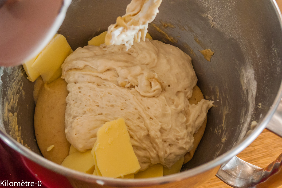 Langhopf ou presque : étape 3 — Dans un bol mélangeur, versez 400 g de farine, 75 g de sucre, la cannelle, le sel puis les…