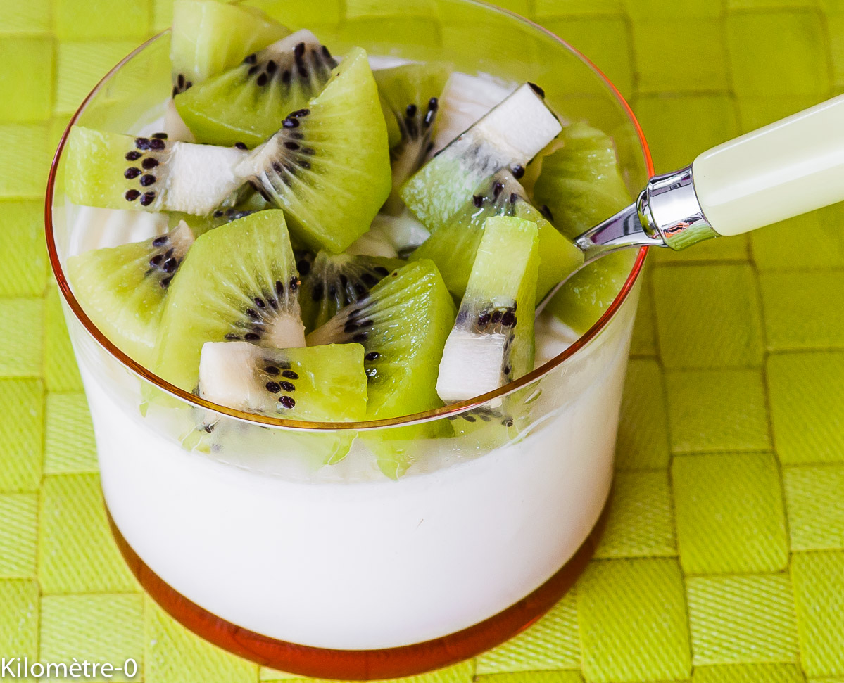 Photo de recette de panna cotta aux kiwis de  Kilomètre-0, blog de cuisine réalisée à partir de produits locaux et issus de circuits courts