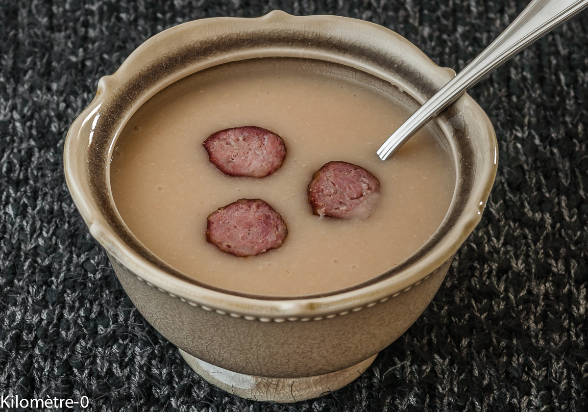 Photo de recette de soupe facile, hiver, haricots blancs saucisses fumées de Kilomètre-0, blog de cuisine réalisée à partir de produits locaux et issus de circuits courts