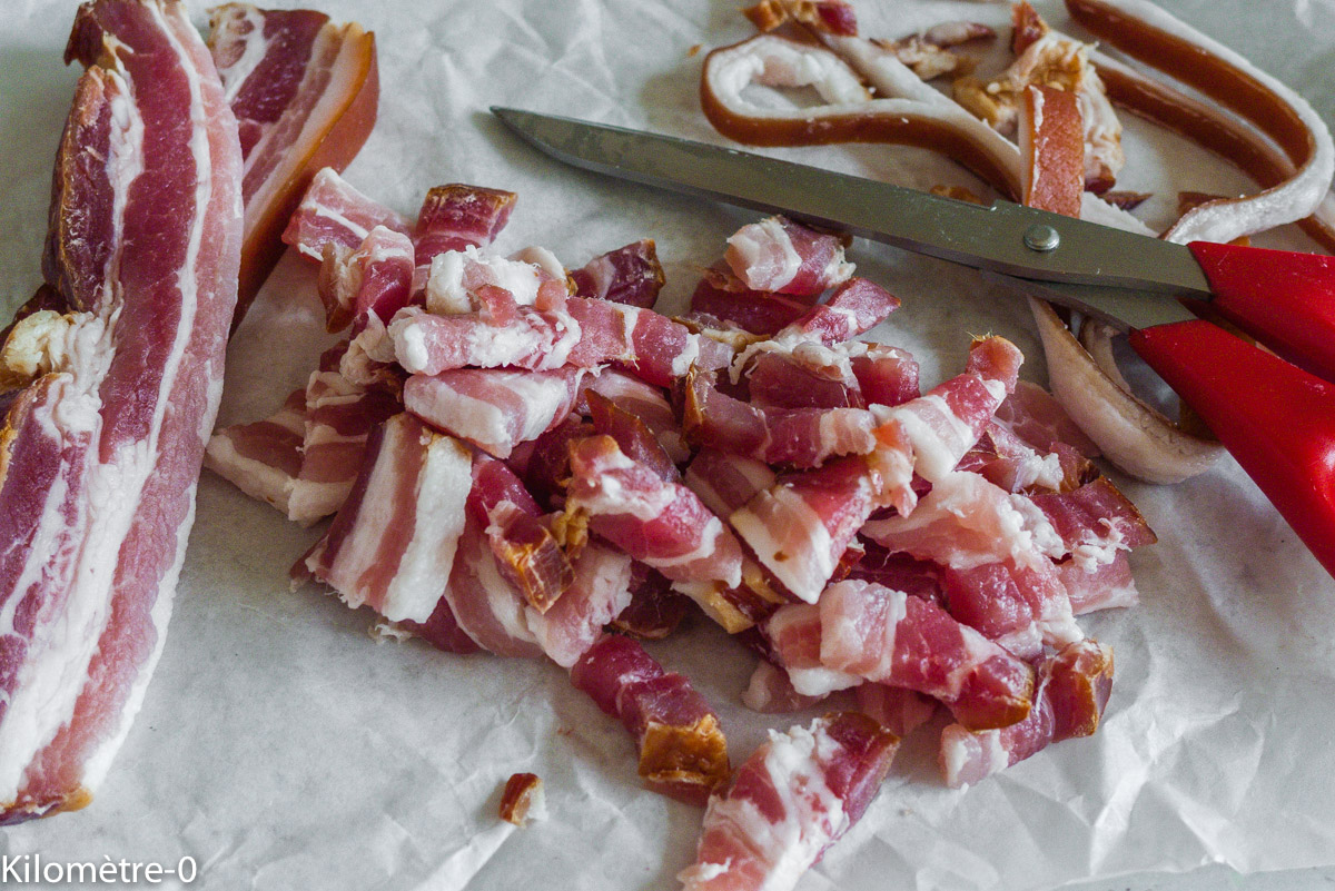 Morbiflette : étape 2 — Enlevez avec des ciseaux la peau des tranches de poitrine et coupez-la en dés.