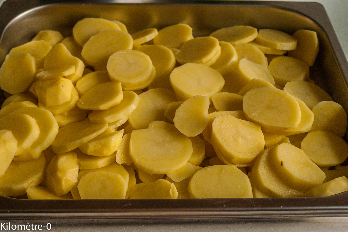 Morbiflette : étape 3 — Lavez, pelez les pommes de terre, cuisez-les dans une casserole d'eau froide légèrement salée et…