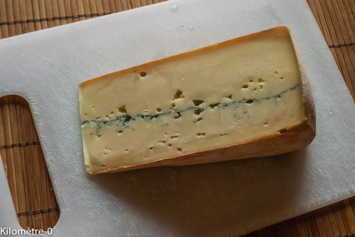Morbiflette : étape 4 — Enlevez la peau du morbier.