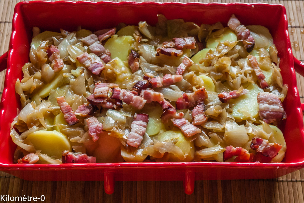 Morbiflette : étape 5 — Dans un plat à gratin, alternez couches de pommes de terre, couches d'oignons et lardons.