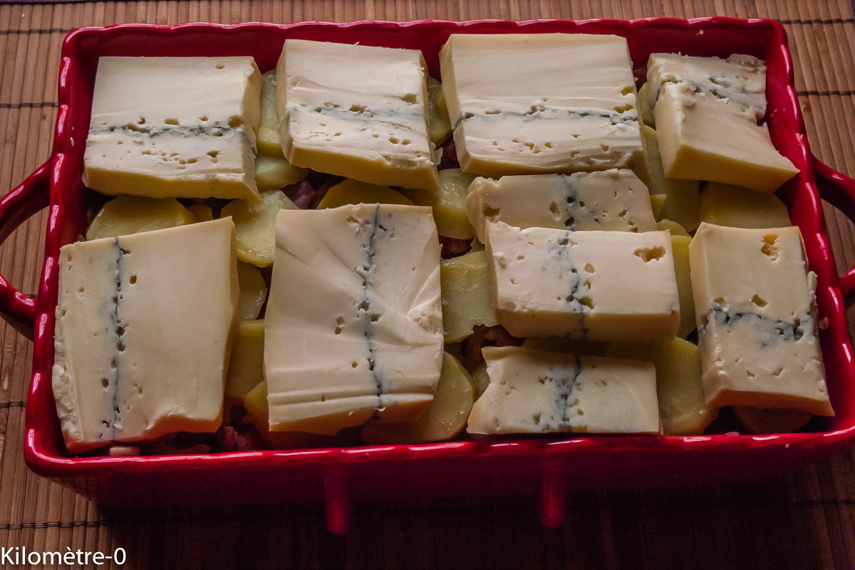 Morbiflette : étape 6 — Coupez le morbier en grosses tranches et déposez-les sur le gratin.