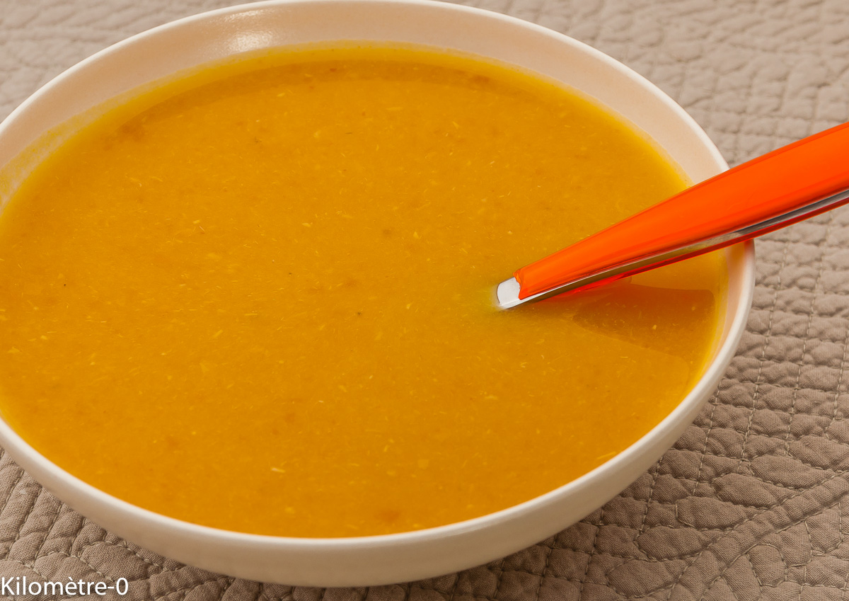 Photo de recette facile, rapide, légère, bio de soupe potimarron carottes de Kilomètre-0, blog de cuisine réalisée à partir de produits locaux et issus de circuits courts