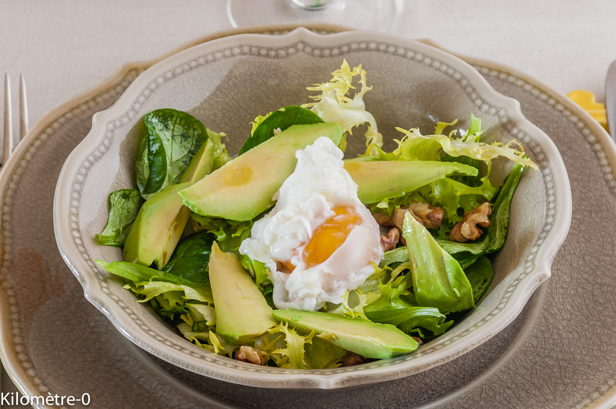 Photo de recette de salade avocat oeuf poché noix de Kilomètre-0, blog de cuisine réalisée à partir de produits locaux et issus de circuits courts