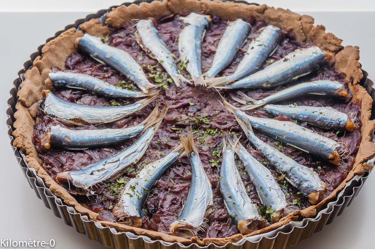 Photo de recette facile, rapide, légère, bio  de tarte sarrasin aux sardines et oignons confits de Kilomètre-0, blog de cuisine réalisée à partir de produits locaux et issus de circuits courts