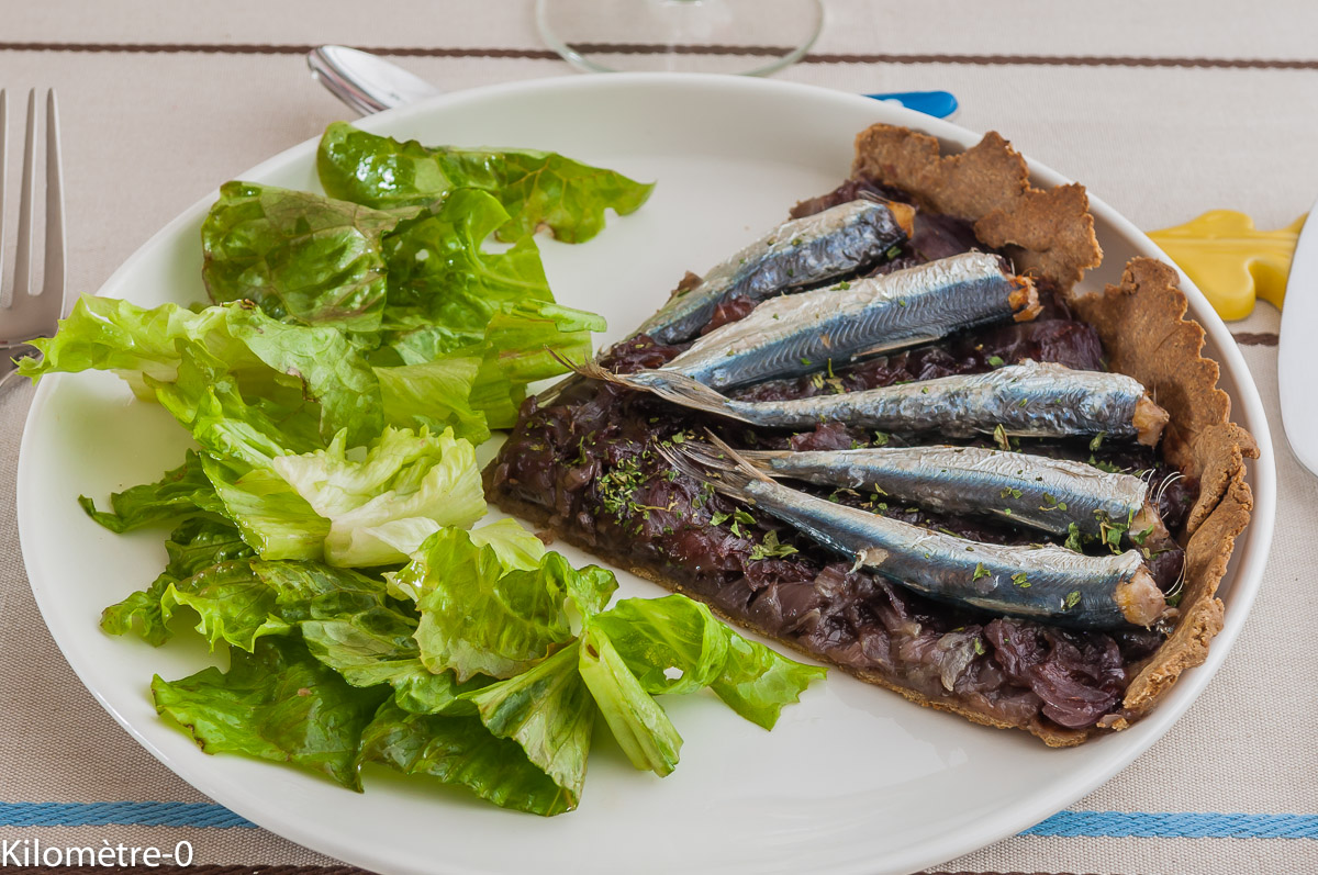 Photo de recette de tarte sarrasin aux sardines et oignons confits de Kilomètre-0, blog de cuisine réalisée à partir de produits locaux et issus de circuits courts