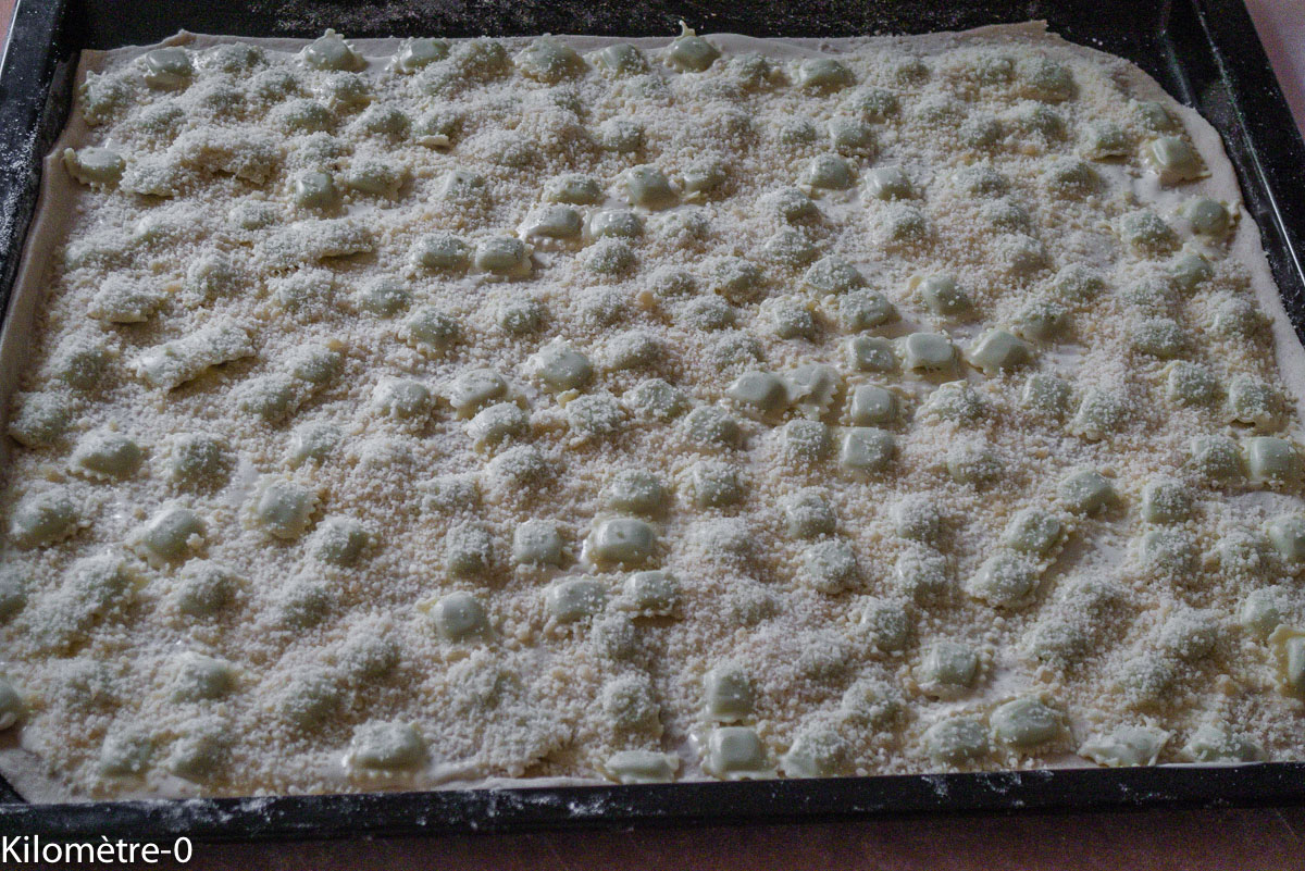 Photo de recette de pizza blanche aux ravioles de Kilomètre-0, blog de cuisine réalisée à partir de produits locaux et issus de circuits courts