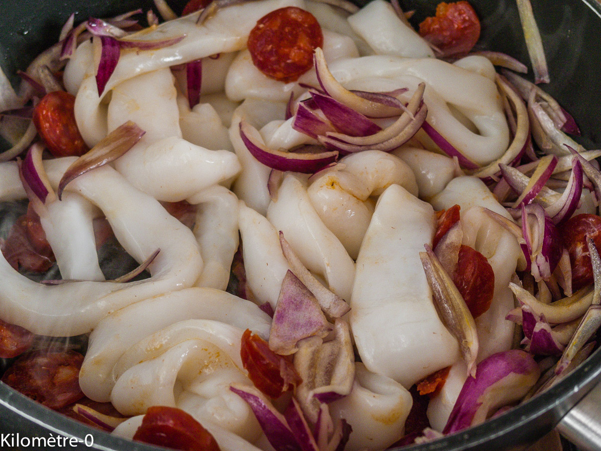 Photo de recette de calamars aux tomates et riz noir de Kilomètre-0, blog de cuisine réalisée à partir de produits locaux et issus de circuits courts