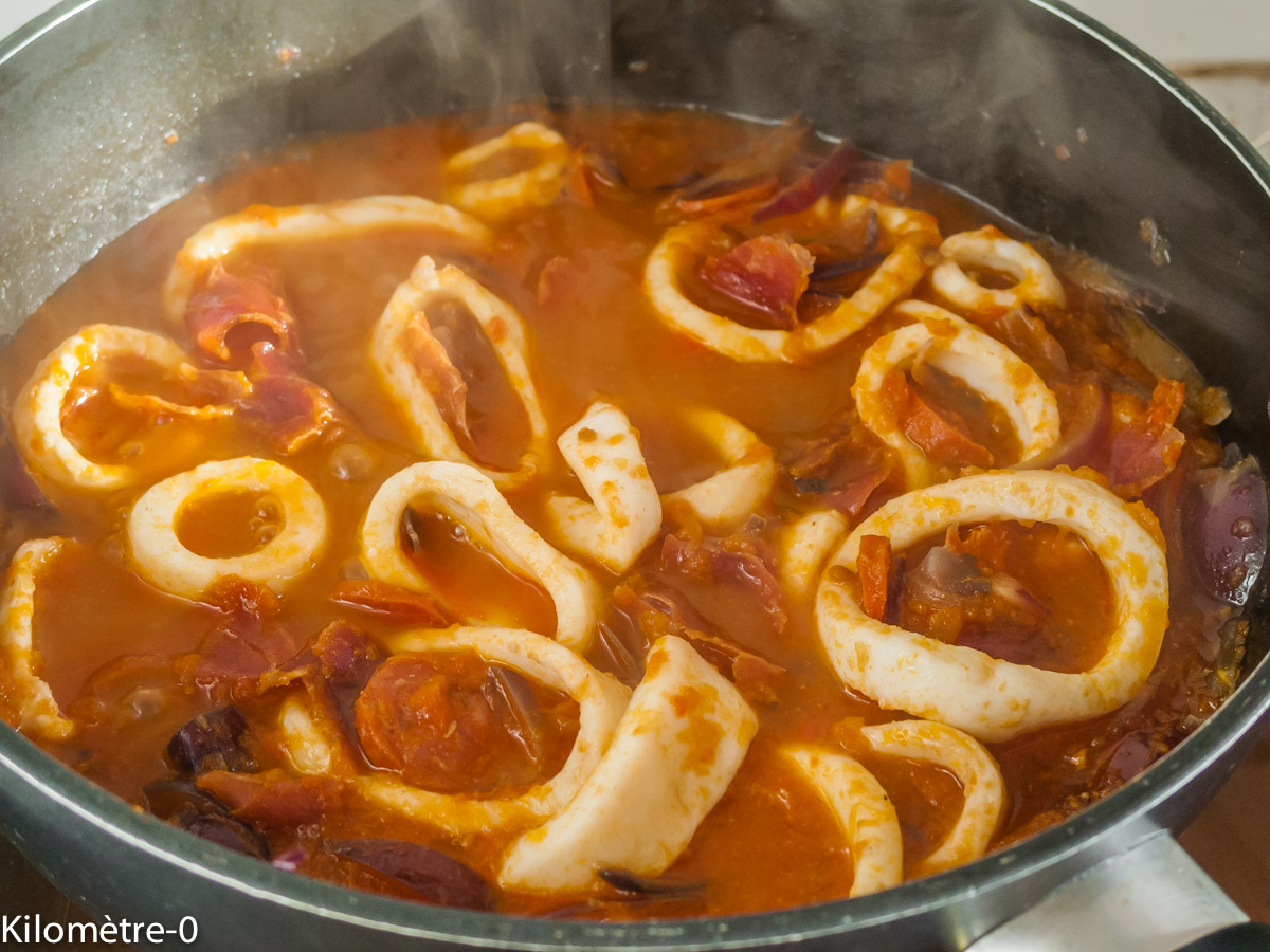 Photo de recette de calamars aux tomates et riz noir de Kilomètre-0, blog de cuisine réalisée à partir de produits locaux et issus de circuits courts