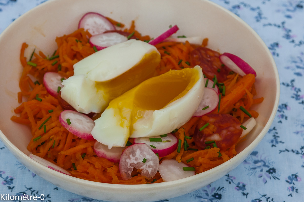 Photo de recette  facile, rapide, légère de salade carottes rapées, chorizo, oeuf mollet et radis de Kilomètre-0, blog de cuisine réalisée à partir de produits locaux et issus de circuits courts