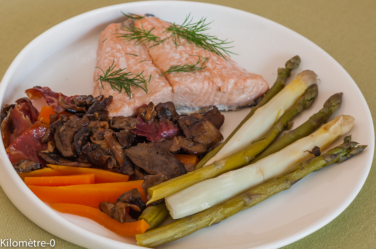 Photo de recette  facile, rapide, légère de pavé de saumon aux légumes de printemps de Kilomètre-0, blog de cuisine réalisée à partir de produits locaux et issus de circuits courts