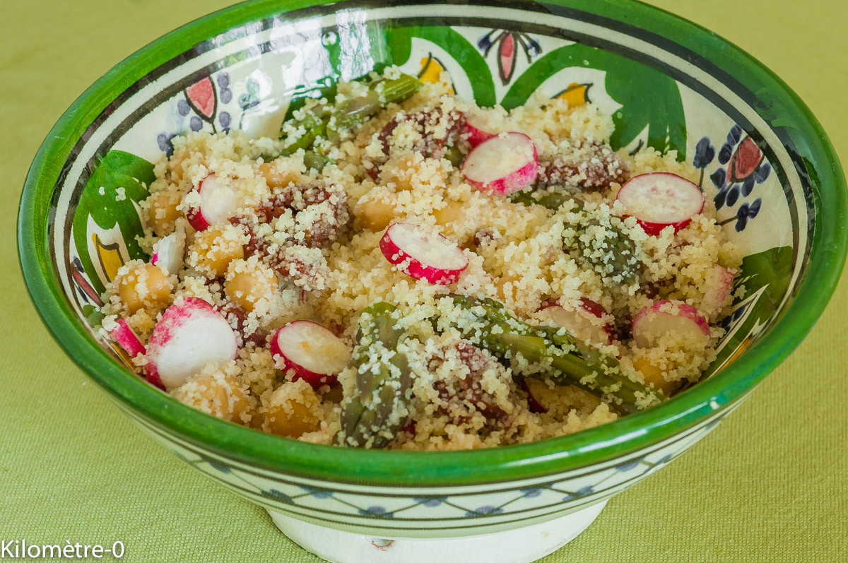 Photo de recette de salade de semoule aux asperges, radis et tomates confites de Kilomètre-0, blog de cuisine réalisée à partir de produits locaux et issus de circuits courts