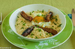 Photo de recette de semoule aux merguez et oeuf de Kilomètre-0, blog de cuisine réalisée à partir de produits locaux et issus de circuits courts