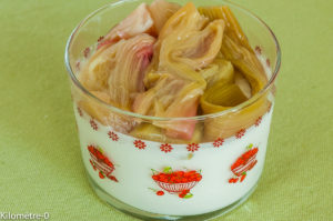 Photo de recette italienne de panna cotta à la rhubarbe de Kilomètre-0, blog de cuisine réalisée à partir de produits locaux et issus de circuits courts