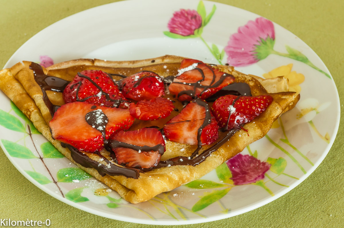 Photo de recette de crêpes fraises chocolat de Kilomètre-0, blog de cuisine réalisée à partir de produits locaux et issus de circuits courts