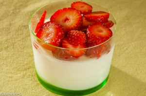 Photo de recette légère, facile, rapide, healthy de panna cotta aux fraises de Kilomètre-0, blog de cuisine réalisée à partir de produits locaux et issus de circuits courts