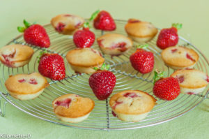 Photo de recette de financiers à la fraise de Kilomètre-0, blog de cuisine réalisée à partir de produits locaux et issus de circuits courts