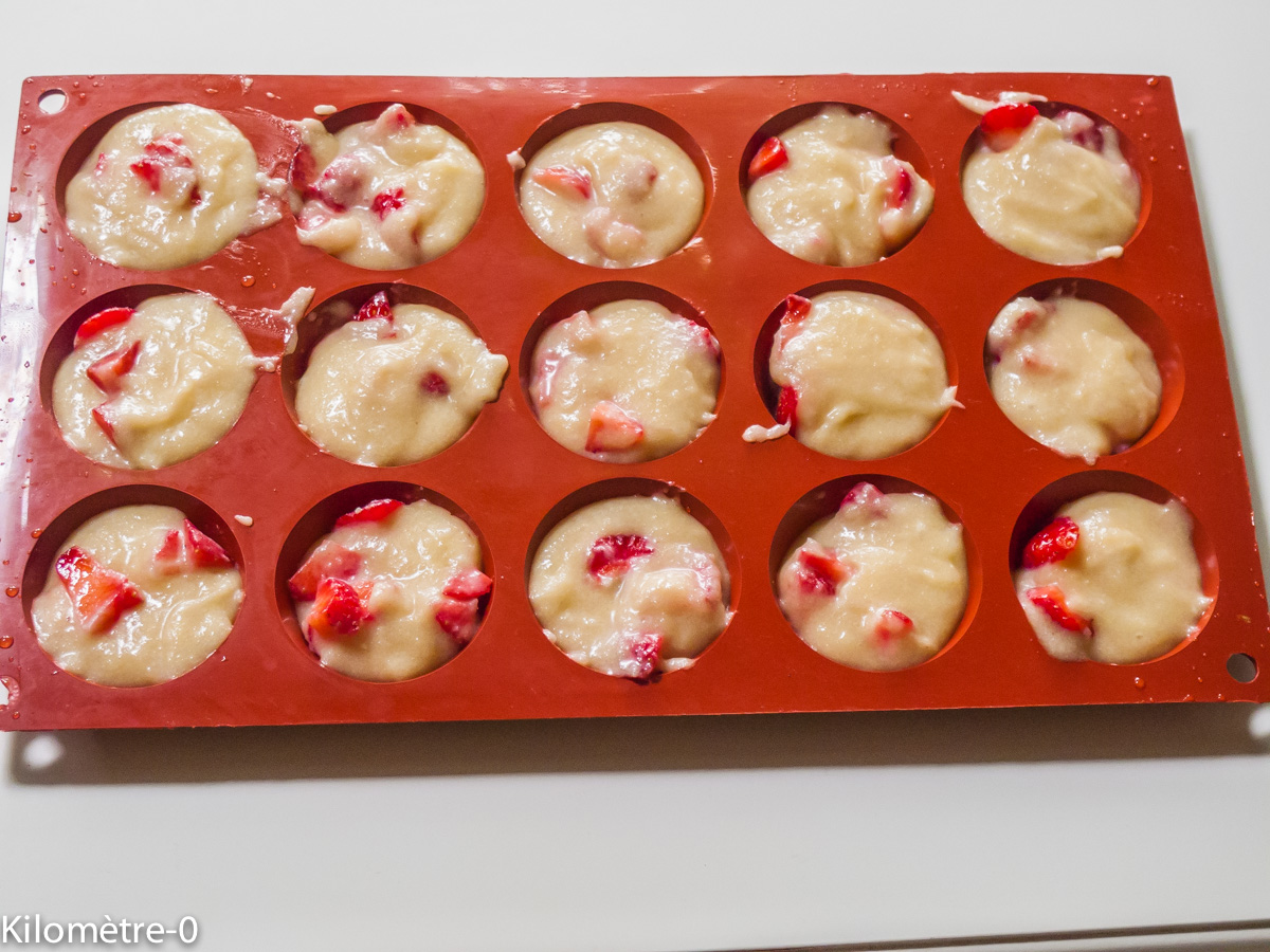 Photo de recette de financiers à la fraise de Kilomètre-0, blog de cuisine réalisée à partir de produits locaux et issus de circuits courts