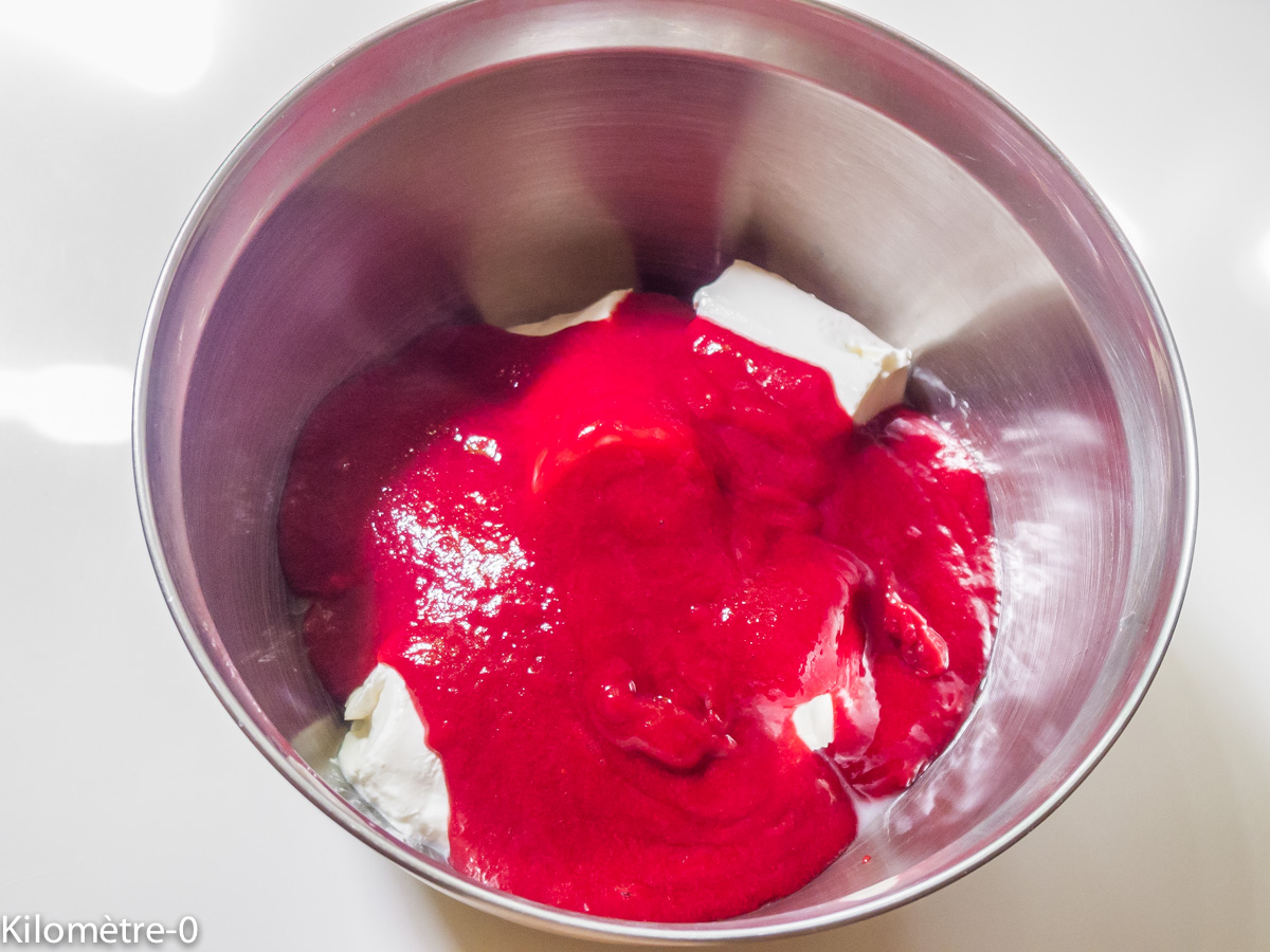 Nuage rose aux framboises : étape 2 — Battez les petits suisses avec le coulis de framboises.