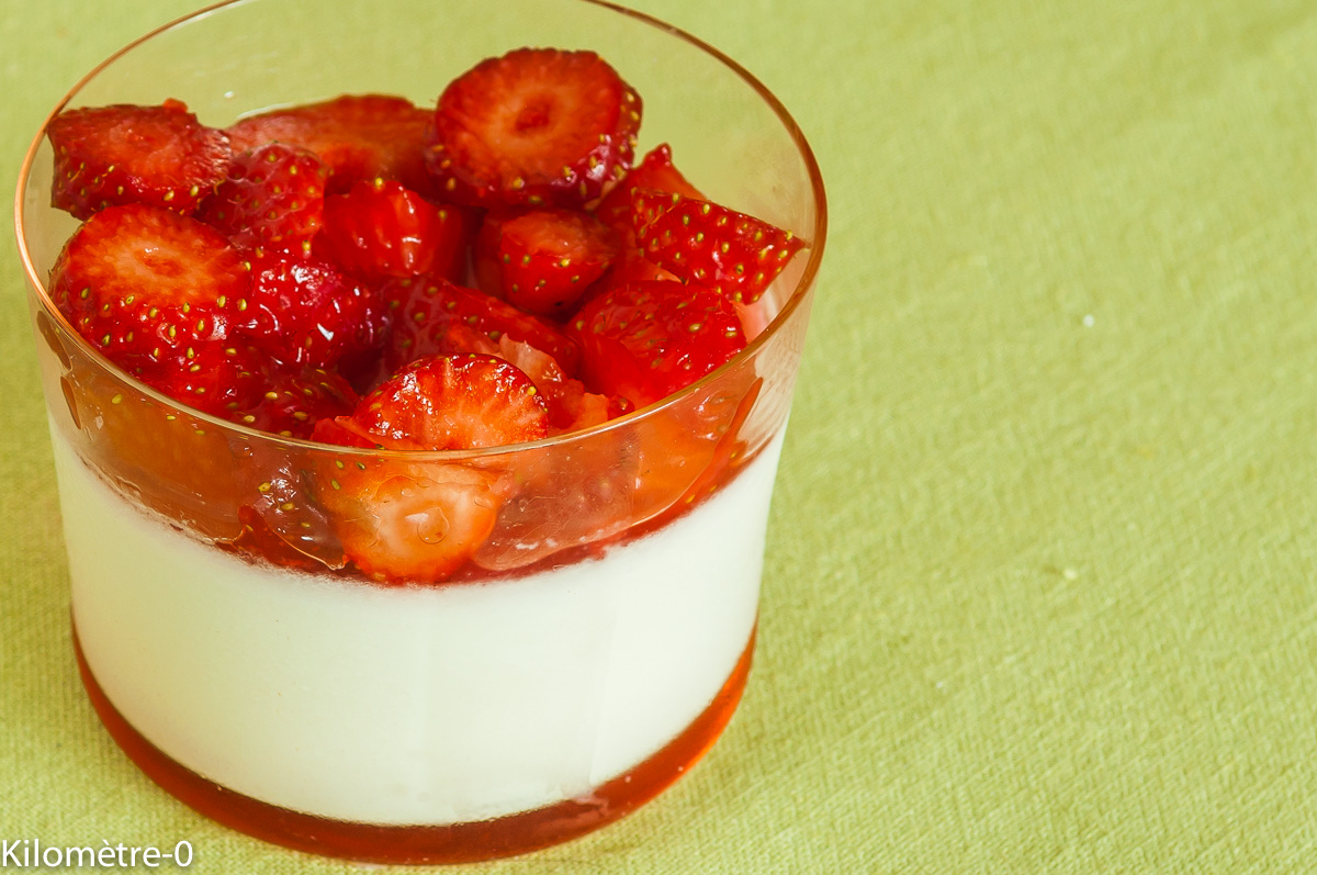 Photo de recette de blanc manger coco fraises de Kilomètre-0, blog de cuisine réalisée à partir de produits locaux et issus de circuits courts